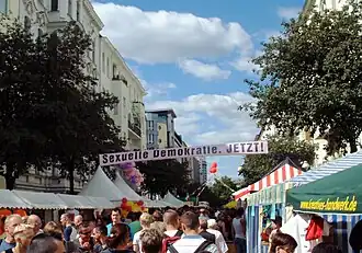 Als ein Treffpunkt schwulen Lebens Berlins literarisch z.&nbsp;B. von Klaus Mann (Der fromme Tanz) und Christopher Isherwood beschrieben: Die Gegend um Nollendorfplatz und Motzstraße