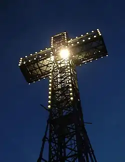 Nächtlich beleuchtetes Kreuz