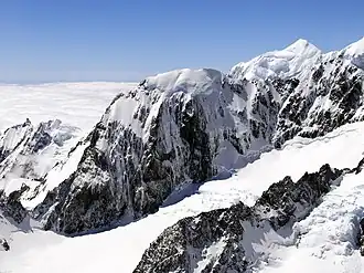Mount Hicks in der Bildmitte mit Mount Vancouver im Hintergrund