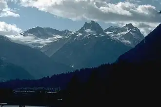 Das Mount-Meager-Massif mit dem Mount Meager (Mitte)