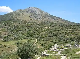 Blick von der Ausgrabungsstätte von Mykene auf den Berg