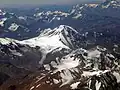 Der Tupungato-Kegel und im Vordergrund der Tupungatito-Krater sind ein aktives Vulkanzentrum. Das Wasser aus den Gletschern bildet den Río Colorado.