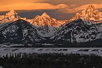 Buck Mountain (links), Mount Wister (Mitte) und South Teton (rechts), in der Bildmitte der Avalanche Canyon, aufgenommen von Jackson Hole