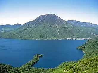 Der Nantai von Süden mit dem Chūzenji-See