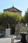 Kirche Saint-Jacques-le-Majeur, davor das Denkmal für die Gefallenen des Ersten Weltkriegs