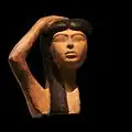 Trauernde Frau (bemalte Statue, Ägypten 18. Dynastie, vermutlich Isis, die um Osiris trauert)