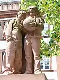 Die Pfeiler der Schulhof-Einfriedungen schmücken seit 2006 wieder Schulkinderfiguren