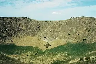 Blick vom Rand in den Krater