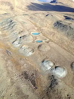 Eine Reihe von Schlammvulkanen auf dem Nahlin Plateau