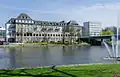Blick auf das ehemalige Stadtbad und die Schlossbrücke. Im Zuge von Ruhrbania wurde das Gebäude in Palais am Stadtkai umbenannt und beherbergt nun Eigentumswohnungen.
