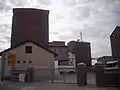 Werksgelände mit Fassadengebäude