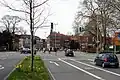 Auto- und Radfahrer biegen nebeneinander ab