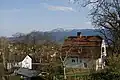 Das Münter-Haus, in dem Gabriele Münter zeitweise lebte. Im Hintergrund der Heimgarten