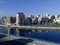 Mukalla vom Khor al-Mukalla aus gesehen