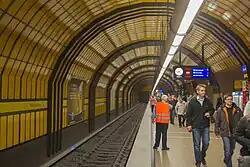Sicherheitspersonal der MVG unterstützt am Bahnhof Theresienwiese die Zugabfertigung während des Oktoberfests