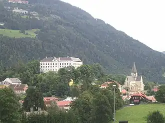 Stadtberg, Schloss, Pfarrkirche; talauswärts, hinten der Fuß der Stolzalpe