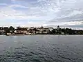 Stadt mit Burg (rechts) vom See