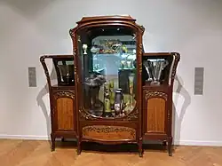Jugendstilvitrine mit Jugendstilglas