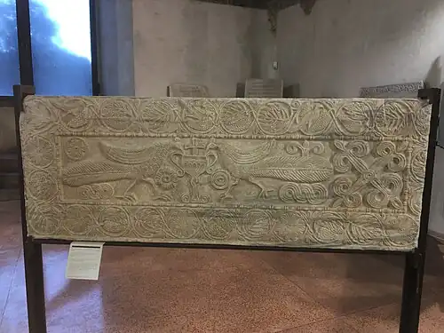 Eines der beiden Flachreliefs aus der Kirche des Klosters aus dem 8. Jahrhundert, jetzt im Musei civici di Pavia.