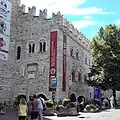 Nordfassade mit Gedenkplatten über dem Eingang ins Diözesanmuseum