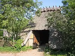 Rekonstruiertes Wohnhaus (13. Jahrhundert) im Museumsdorf Düppel, Foto&nbsp;(2005)