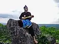 Banjarer, der das „keuchende“ Musikinstrument spielt