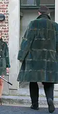 Herrenmantel aus gefärbtem Samtbisamwammen-Fell in Rillenschur (Düsseldorf, 2009)