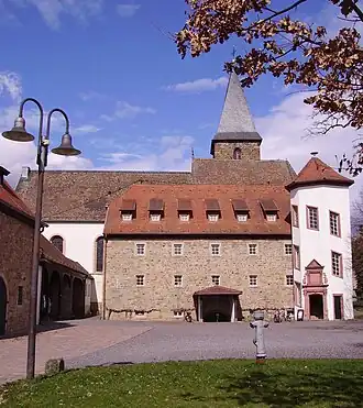 Mußbach: Teil des Herrenhofes, dahinter die Alte Johanneskirche