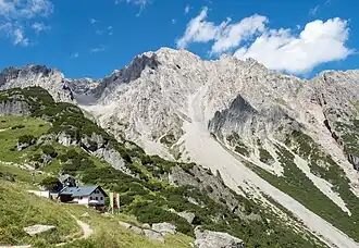 Die Hintere Platteinspitze von Süden, im Vordergrund die Muttekopfhütte