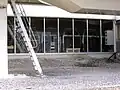 Talstation der Muttersbergbahn mit den außerhalb der Betriebszeit geparkten Gondeln.