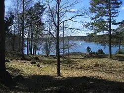 Das Gräberfeld von Søndre Hella. Im Hintergrund der Tønsbergfjord