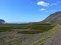 Blick zum Fjordausgang. Im Hintergrund der frühere Häuptlingssitz Núpur.