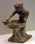 Weibliche Figur aus Tanagra beim Kneten von Brotteig (rund 500–475 v. Chr.), Archäologisches Nationalmuseum Athen