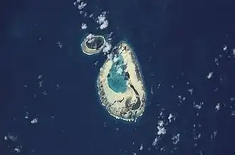 ISS-Bild des Saint-Joseph-Atolls, nordwestlich davon die Insel D’Arros