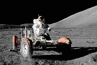 Eugene Cernan mit dem LRV der Apollo-17-Mission am 11. Dezember 1972