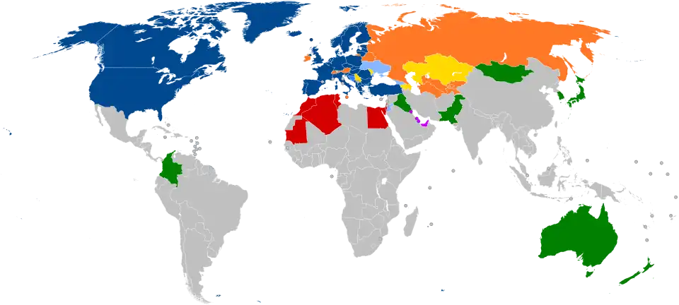 Weltkarte mit Ländern in Blau, Cyan, Orange, Gelb, Lila, Rot und Grün, basierend auf ihrer NATO-Zugehörigkeit.
