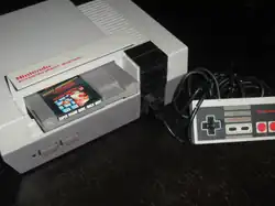 Das Nintendo Entertainment System mit eingelegtem Modul von Super Mario Bros.