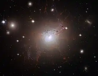 Die Galaxie NGC&nbsp;1275 im Zentrum des Perseushaufens