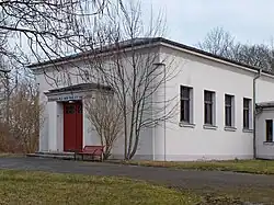 Neue Feierhalle auf dem Neuen Israelitischen Friedhof mit derselben Inschrift wie die alte, gesprengte Feierhalle
