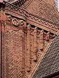 Pilaster mit Kapitell (links) und profilierte Lisenen