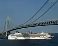 Norwegian Gem bei der Verrazzano-Narrows Bridge in New York City (2011)