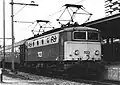 1123 in gelb-grauer Farbgebung mit Schnellzug in Utrecht Centraal (März 1977)