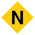 Rautenförmiges Liniensymbol mit den schwarzen Großbuchstaben N in gelb gefülltem, auf der Spitze stehenden Viereck vor neutralem Hintergrund