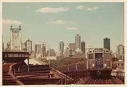 Queensboro Plaza, U-Bahn-Zug aus dem 60th-Street-Tunnel kommend. Hochbahn­züge befuhren bis 1942 die Queensboro Bridge, links sichtbar Reste des Tragwerks.