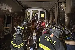 Feuerwehrleute des FDNY bei der Evakuierung eines Zuges in New York unter Nutzung der Fronttür