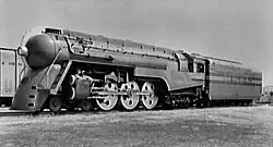 Eine für den 20th Century Limited verkleidete Stromlinienlokomotive ist 1939 zu Gast auf der New Yorker Weltausstellung.