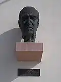 Zuckmayer-Büste am Rathaus