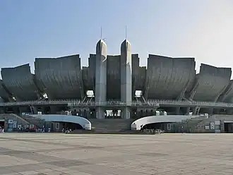 Der Eingang zum Olympiastadion (2006). Die Tribüne ist einer Blume nachempfunden.