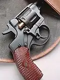 Nagant mit zum Laden geöffneter Trommel und Holster