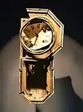 Eine Wanduhr, die zum genauen Zeitpunkt der Explosion (11:02 Uhr) stehen geblieben ist